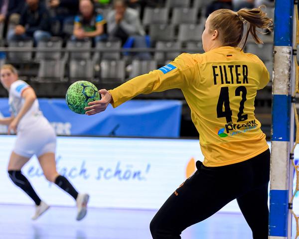 Katharina Filter, die in der ersten Halbzeit spielte, pariert einen Ball.