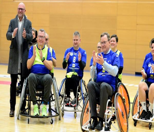 Einige Spieler der Thüringer Rollstuhl-Handballmannschaft mit Ministerpräsident Bodo Ramelow (vorn) und Förderer Peter Krauß (links stehend).
