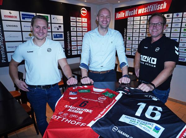 ASV-Hamm-Westfalen-Geschäftsführer Thomas Lammers (Mitte) mit Trainer Michael Lerscht (l.) und U23-Trainer Dirk Schmidtmeier (r.)