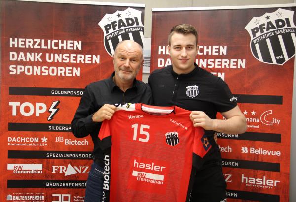 Jannic Störchli (r.) extends his contract with Pfadi Winterthur.