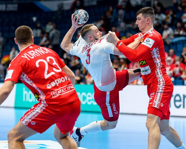 Michal Daszek (white jersey) will face France with Poland at the World Cup.