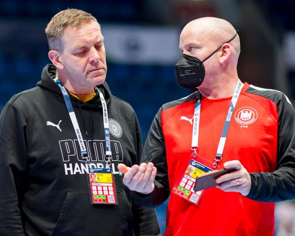 Bundestrainer Alfred Gislason und Mannschaftsarzt Dr. Philip Lübke können aufatmen. 