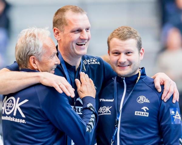 Substitute coach Klaus-Dieter Petersen (middle) with team doctor Dr. Detlev Brandecker (l) and physiotherapist Markus Engelmann (r)