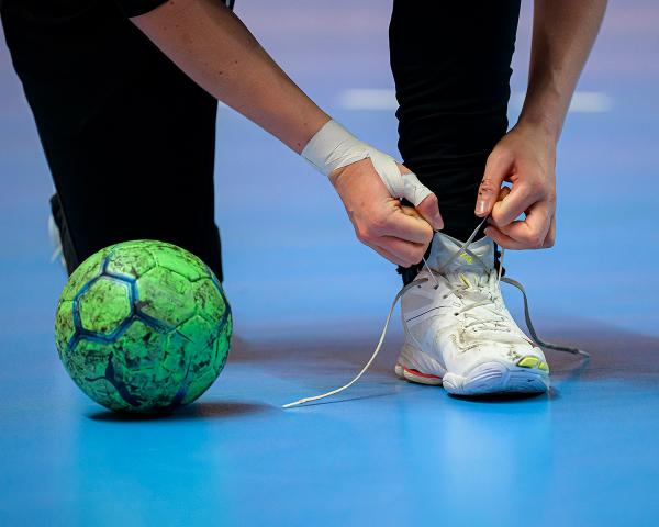Symbolbild: Tabea Schmid schnürt sich aber der neuen Saison in der dänischen Hauptstadt die Handballschuhe. 