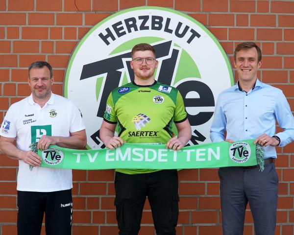 Von links: TVE-Trainer Sascha Bertow, Marius Kluwe und Geschäftsleiter Florian Ostendorf