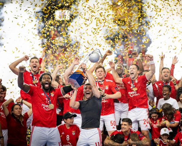 Benfica celebrates the first international title in club history.