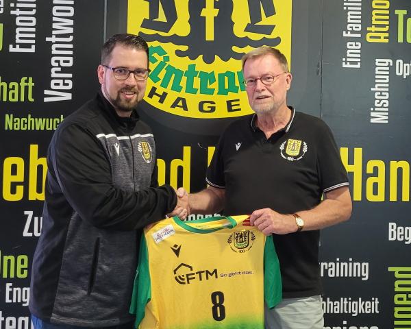 Stefan Neff (li), Trainer VfL Eintracht Hagen und Joachim Muscheid, Geschäftsführer der Handball-Management GmbH