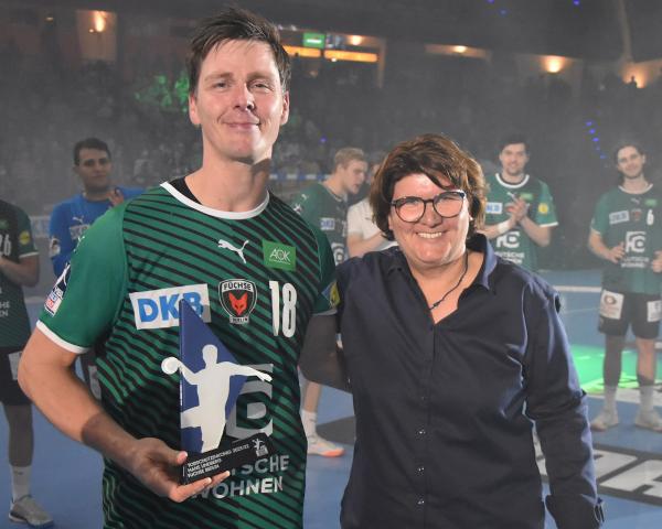 Hans Lindberg, Füchse Berlin, erhält von Jutta Ehrmann-Wolf Auszeichnung als bester Torschütze der HBL-Saison 2021/22