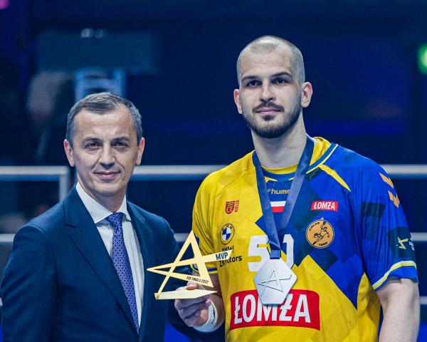 Wurde in der Saison 2021/22 Final4-MVP: Artsem Karalek (rechts).