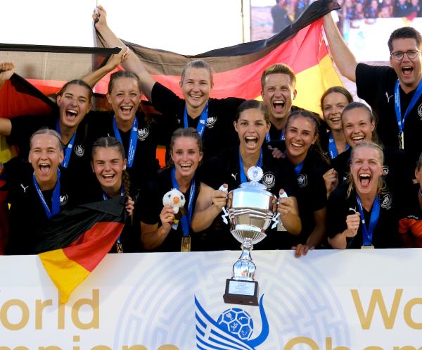 Das deutsche Team jubelt mit dem WM-Pokal.