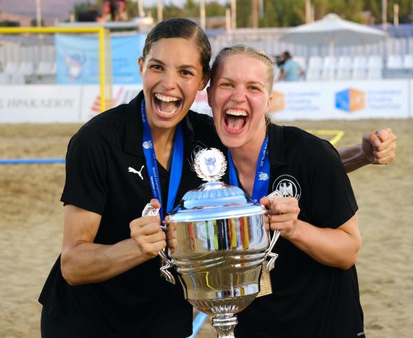 Lucie-Marie Kretzschmar und Amelie Möllmann mit dem WM-Pokal.
