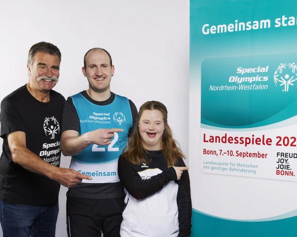 Die Gesichter der Landesspiele: Golferin Alexandra Reck und Leichtathlet Julian Steffens gemeinsam mit Handball-Legende Heiner Brand.