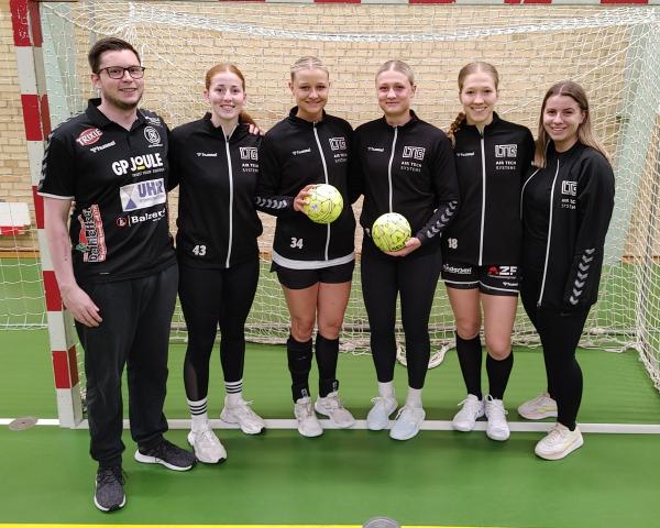 Trainer Malte Böhrnsen, Stine Jansen, Lara Fischer, Matilda Pleger, Johanna Andresen, Co-Trainerin Milena Natusch - TSV Nord Harrislee