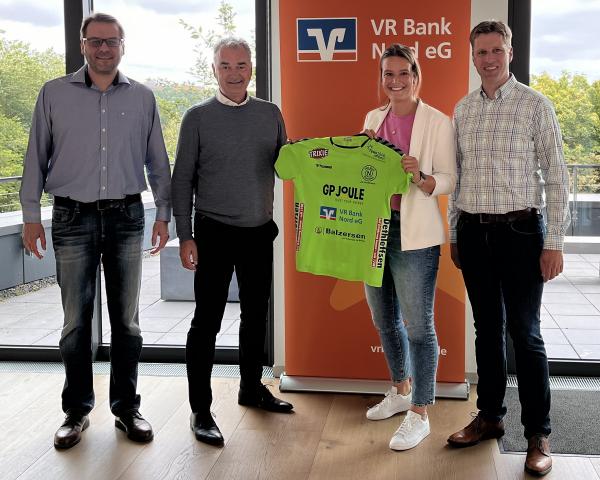 Sascha Zollinger und Andreas Lemke vom TSV Nord Harrislee  (außen) mit Michael Möller und Sina Priebus von der VR Bank Nord