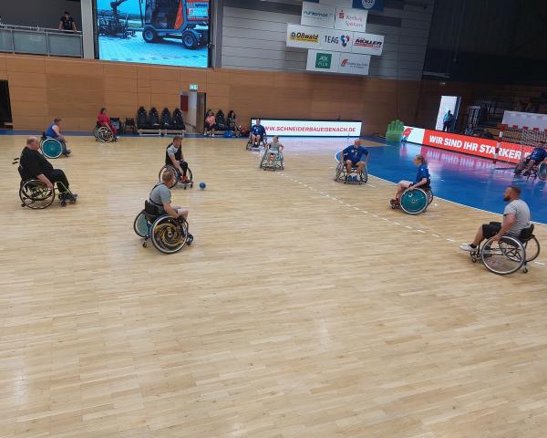 In Portugal findet die erste Welt- und Europameisterschaft im 6-gegen-6 Rollstuhlhandball statt.