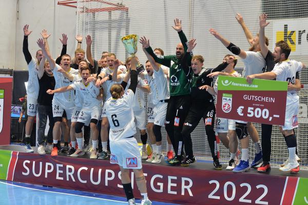 Bregenz Handball und Michael Roth bejubelten den Sieg im Superpokal ausgelassen.