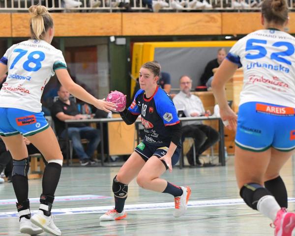 Lea Neubrander (am Ball) führt die Torschützinnenliste der zweiten Handball-Bundesliga an.