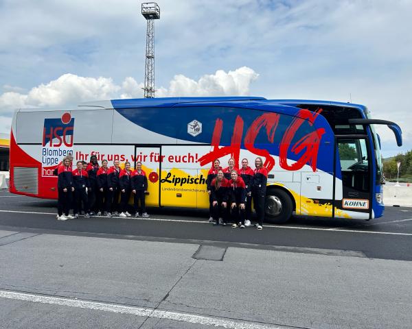 Die HSG-Profis freuen sich über den neuen Mannschaftsbus.