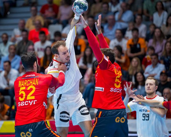 At the EHF EURO Cup match between Germany and Spain, the "coach`s challenge" will be tested.