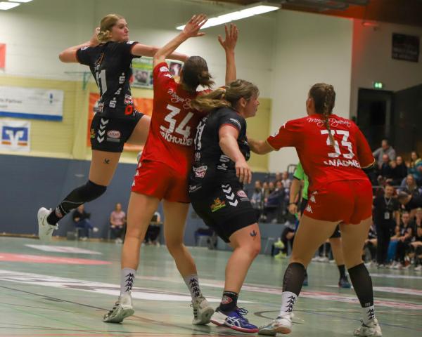 Sarah Lamp (mit Ball) und die HL Buchholz 08-Rosengarten setzten sich gegen Mainz durch. 