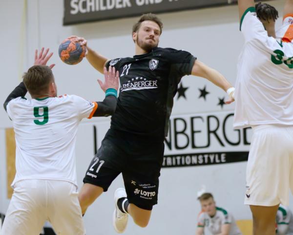 Jan Claussen (mit Ball) verlor mit Dansenberg gegen Dutenhofen/Münchholzhausen.