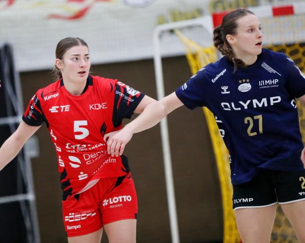 Isabell Hurst - hier gegen Ex-Flames-Spielerin Julia Maidhof - Comeback, HSG Bensheim/Auerbach