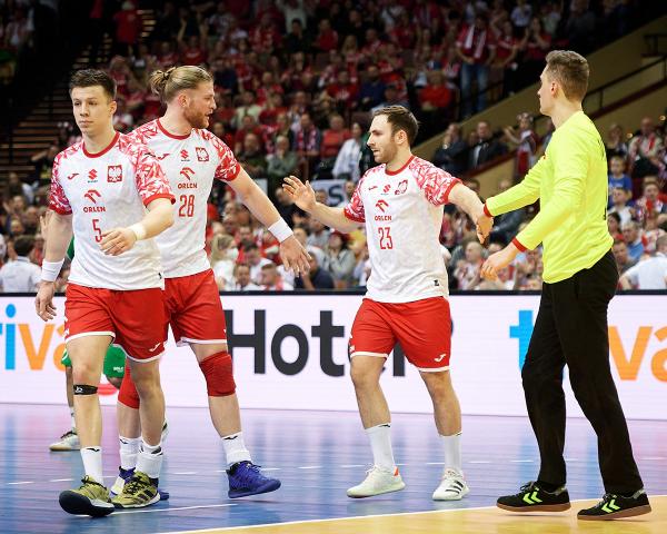 Nationalmannschaft von Polen klatscht sich ab, POL