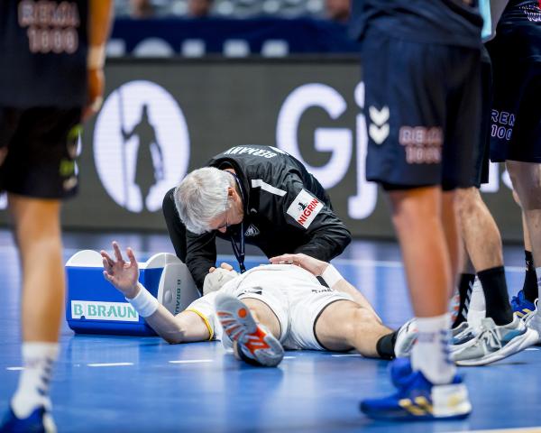 Kai Häfner, Deutschland, Verletzung, Behandlung von Reinhold Roth, Handball-WM 2023, GER-NOR