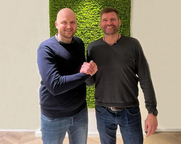 Aaron Ziercke - hier links neben dem neuen GWD-Coach Adalsteinn Eyjólfsson - wird als Co-Trainer des Profiteams und als Cheftrainer der Zweiten von GWD Minden arbeiten.