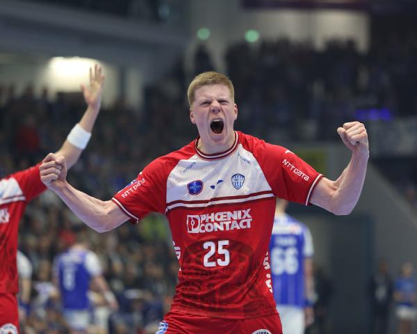 Niels Versteijnen and Lemgo celebrate advancing to the  the Final4.