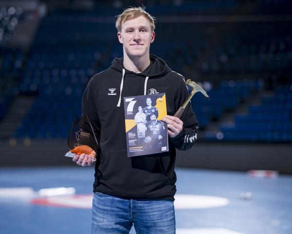 Eric Johansson mit seinem German Handball Award, der neuen "Bock auf Handball" und dem "Transferhammer".