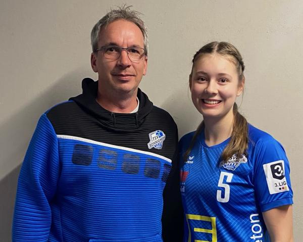 Bönnigheims Sportkoordinator Jörg Haug und Neuzugang Marielene Reichhardt