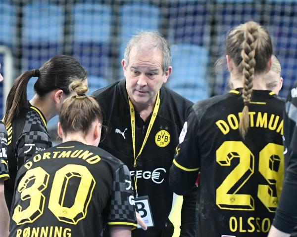 Henk Groener wird auch in der kommenden Saison die Handballerinnen des BVB trainieren.