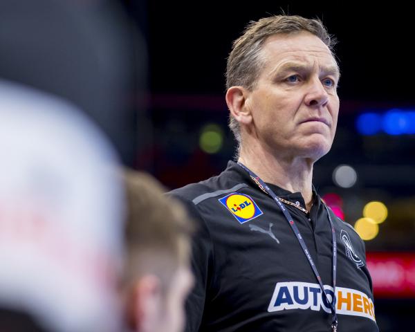 Ex-Magdeburg- (1999 - 2006) und Ex-Kiel-Coach (2008 - 2019) Alfred Gislason wird das Topspiel live verfolgen.