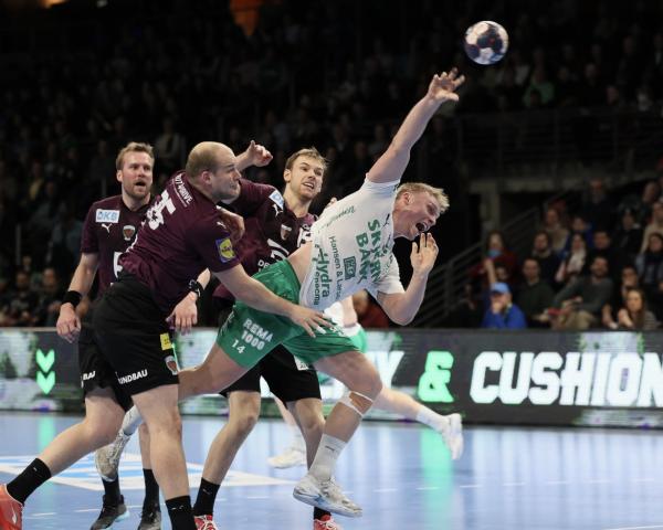 Emil Bergholt (white jersey) suffered a serious injury in the European League match against Füchse Berlin.