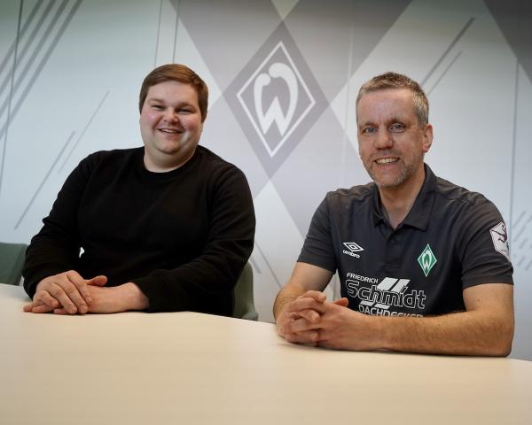 Timm Dietrich (li.) mit Martin Lange, Vorsitzender Handball des SV Werder Bremen.