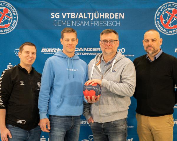 Frederik Stahmer (Leiter Marketing & Vertrieb), Jochen Toepler (Co-Trainer), Arkadiusz Blacha (Trainer), Christoph Deters (Geeschäftsführer) - SG VTB/Altjührden HSG Varel