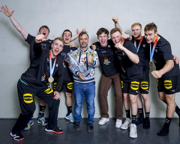 Bob Hanning mit den sechs Junioren-Weltmeistern aus Berlin und Potsdam und dem verletzen Maxim Orlov