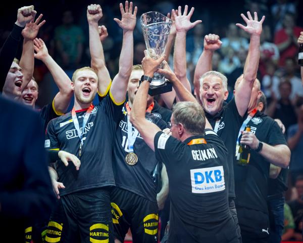 Martin Heuberger und die DHB-Junioren feierten bei der U21-WM im Handball in Deutschland in der ausverkauften Max-Schmeling-Halle den Titelgewinn.