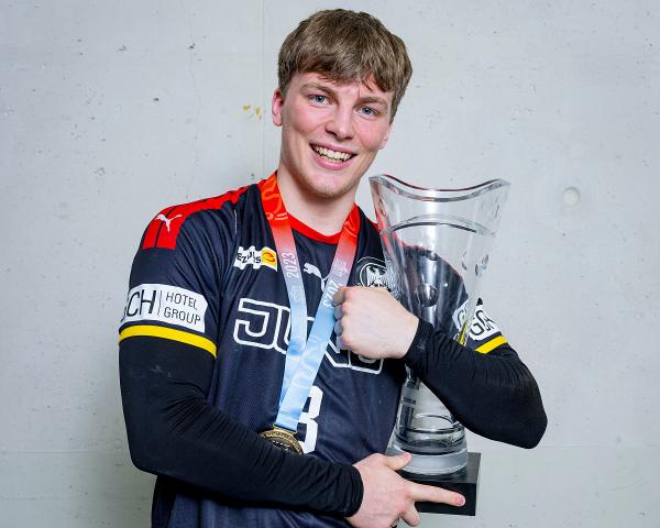 Nils Lichtlein mit dem Pokal nach dem Titelgewinn bei der  Junioren-WM im Handball, bei der er zum MVP gewählt wurde.