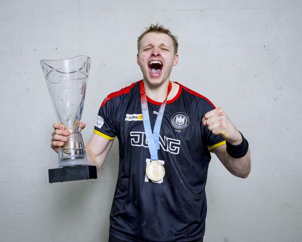Justus Fischer mit dem WM-Pokal