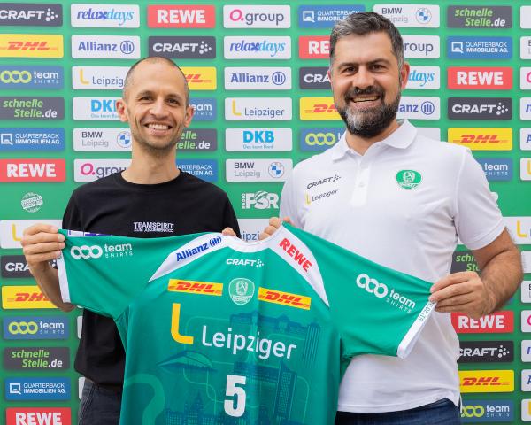 Elmar Kühn (Director TeamShirts) und Karsten Günther (Geschäftsführer SC DHfK Handball) mit dem neuen Trikot.