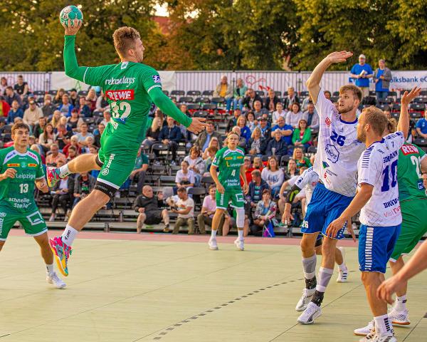 Der Dessau-Roßlauer HV gewann in Aschersleben unter freiem Himmel das Freitagsspiel gegen den SC DHfK Leipzig.