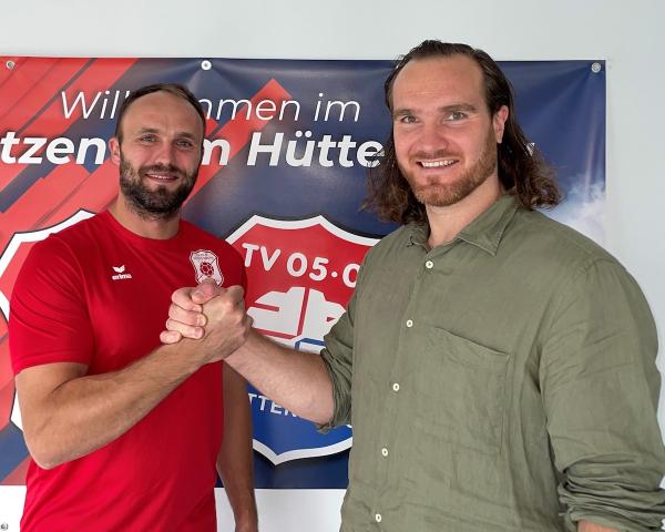 Sebastian Weber (links) mit TVH-Geschäftsführer Timm Schneider (rechts).
