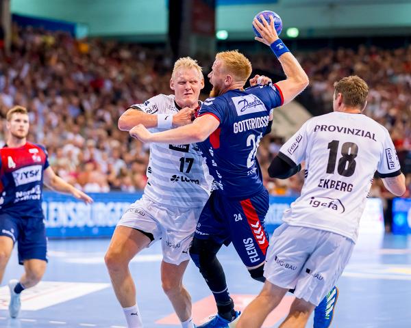 Nicht nur die SG Flensburg-Handewitt und der THW Kiel lieferten sich am dritten Spieltag der Handball Bundesliga ein packendes Duell - die Highlights der Partien im Video.