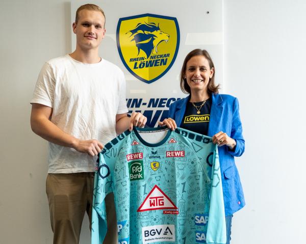 David Späth und Jennifer Kettemann angesichts der Vertragsverlängerung des Handball-Torhüters bei den Rhein-Neckar Löwen.
