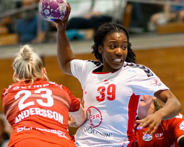 Die auch bereits in der Handball Bundesliga Frauen eingesetzte Jennifer Souza gewann mit Bayer Leverkusen den Auftakt in der Jugend Bundesliga.