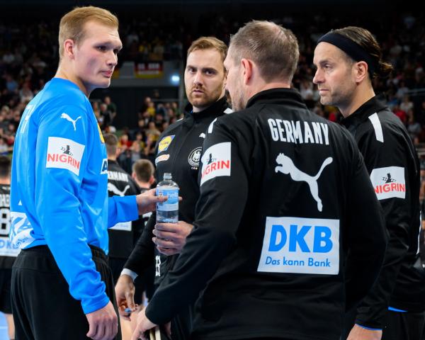 David Späth mit Andreas Wolff, Silvio Heinevetter und DHB-Torhütertrainer Mattias Andersson.